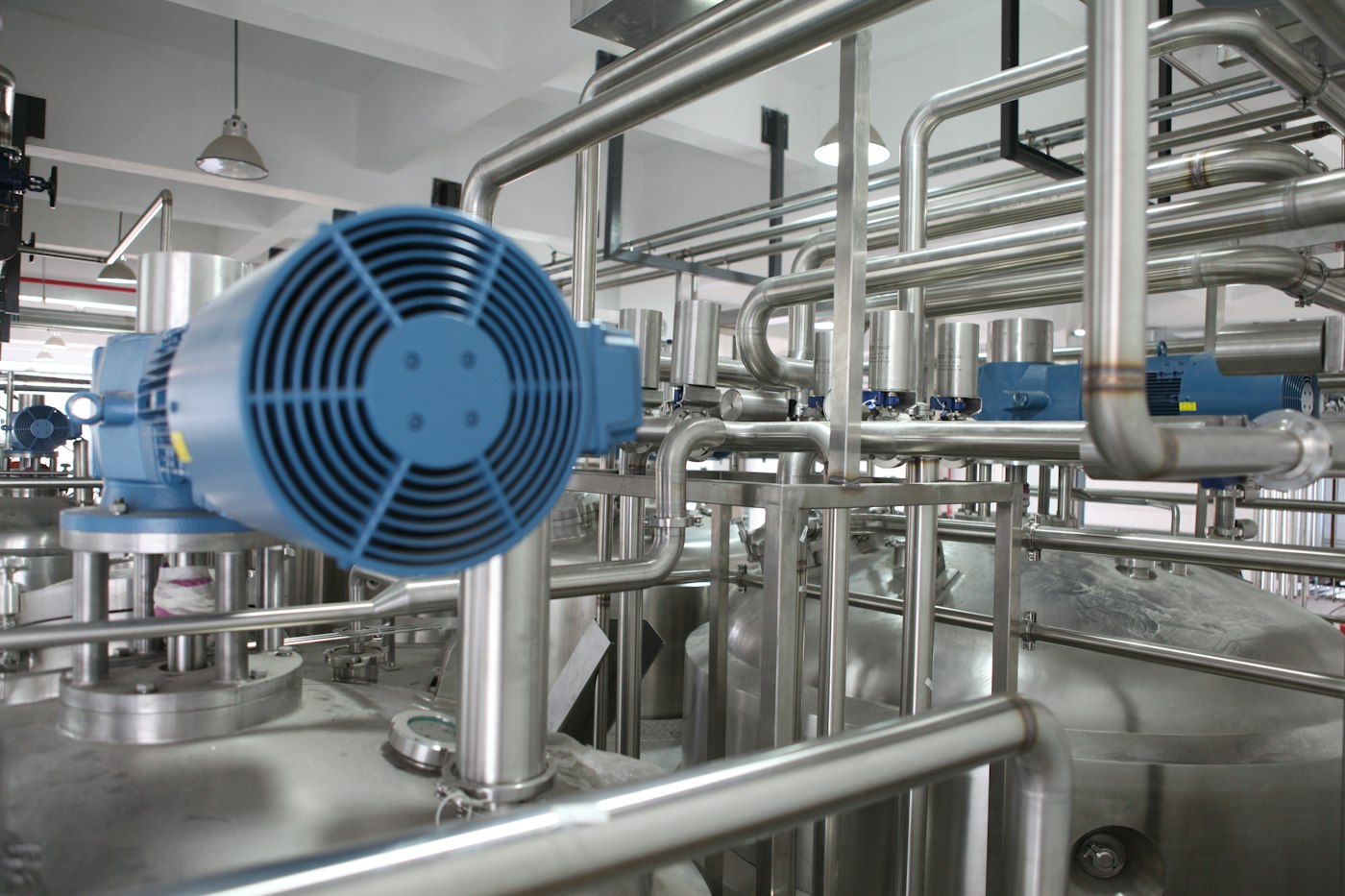Máy móc và thiết bị trong môi trường sản xuất công nghiệp